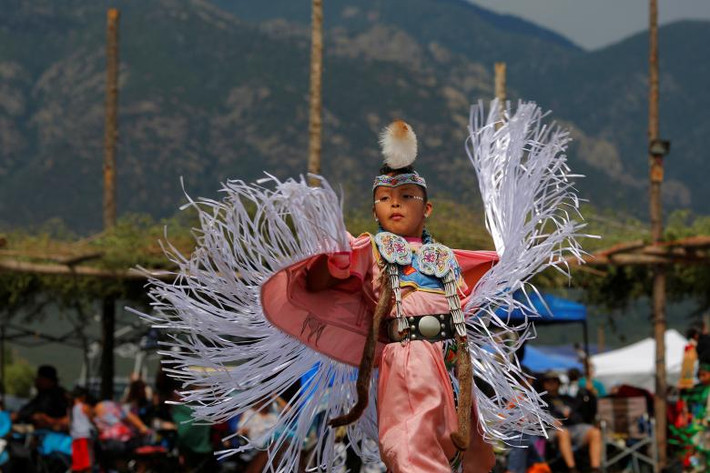 Cuộc thi khiêu vũ Taos Pueblo Pow Wow năm nay quy tụ hơn 100 vũ công thuộc các bộ tộc bản xứ ở Mỹ. Trong hình là cô bé Kelly Dee, 7 tuổi, người tộc Navajo Hopi, đang biểu diễn tại lễ hội.