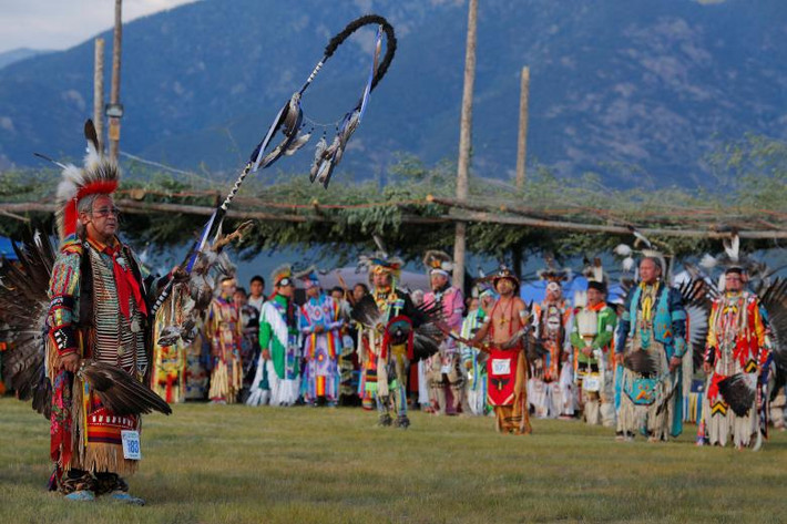 Ông Narciso Toledo, sống ở làng Jemez, New Mexico, tham gia cuộc thi với trang phục độc đáo.