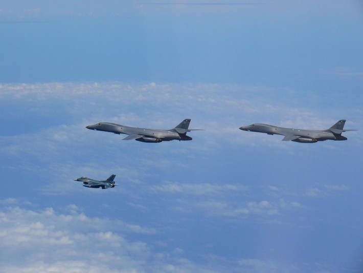 Trên đường trở về đảo Guam, hai chiếc máy bay ném bom B-1B kết hợp cùng các chiến đấu cơ F-2 của Không quân Nhật. Ảnh: Lực lượng Phòng vệ trên không của Nhật Bản.