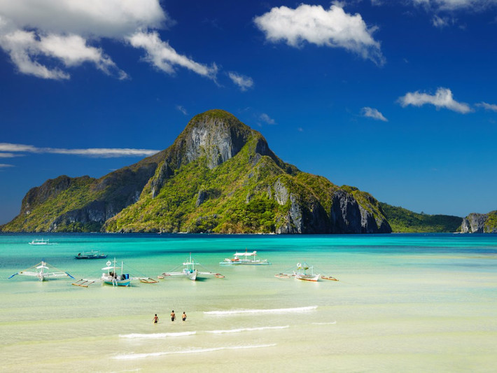 Vịnh El Nido ở Philippines được miêu tả như là một vùng vịnh rộng lớn nước màu ngọc bích sáng lấp lánh với đầy những chiếc thuyền lượn sóng.