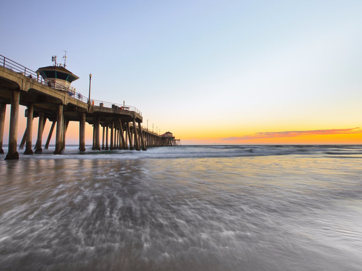 Huntington là một trong những bãi biển nổi tiếng nhất của California (Mỹ). Trong hình là lối đi bộ trên cao đẹp ấn tượng của bãi biển.