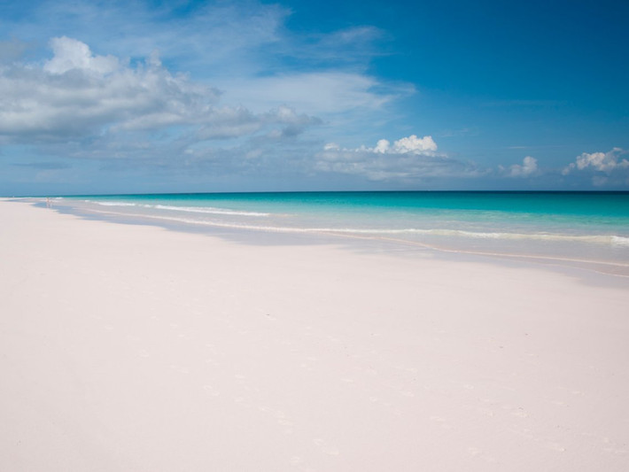 Đảo Harbour ở Bahamas được biết đến với cát hồng nhạt.