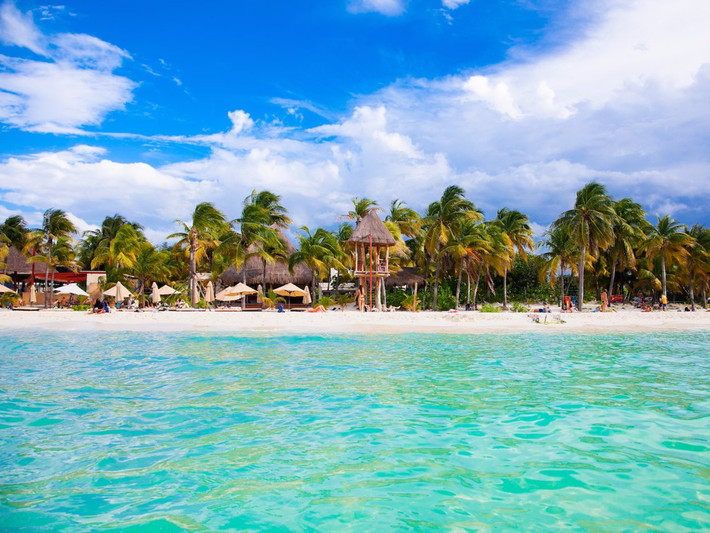 Bãi biển Playa Norte của Mexico vẫy gọi du khách với cây cọ lắc lư và nhiều ô che mát.