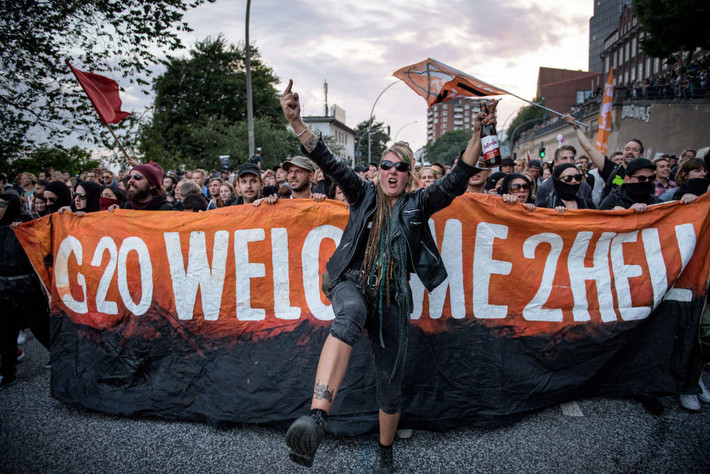 Cuộc tuần hành của nhóm quá khích mang tên "Welcome to Hell" (WH, Chào mừng đến Địa ngục). Khi đêm xuống, cuộc tuần hành kết thúc nhưng hàng ngàn người vẫn còn ở lại và lác đác một vài vụ ẩu đả vẫn xảy ra. Ảnh: Getty.