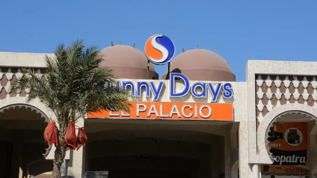 Khách sạn Zahabia và khu nghỉ dưỡng Sunny Days El Palacio đều nằm ở Hurghada, một trong những khu nghỉ mát nổi tiếng nhất của Ai Cập, cách thủ đô Cairo 400 km về phía Nam. Trong hình là cổng vào khu nghỉ dưỡng Sunny Days El Palacio. Ảnh: Getty.