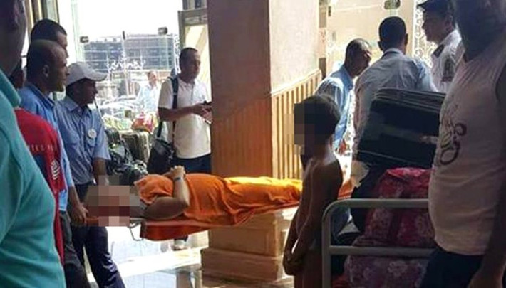 Chưa dừng lại ở đó, nghi phạm tiếp tục bơi tới một bãi biển gần đó và tấn công ít nhất hai người nữa tại khu nghỉ dưỡng Sunny Days El Palacio. "Hắn mang theo một con dao và đâm mỗi người ba nhát vào cổ. Họ chết trên bãi biển", nhân viên an ninh tại khách sạn El Palacio, Saud Abdelaziz cho biết. Ảnh: CBS.