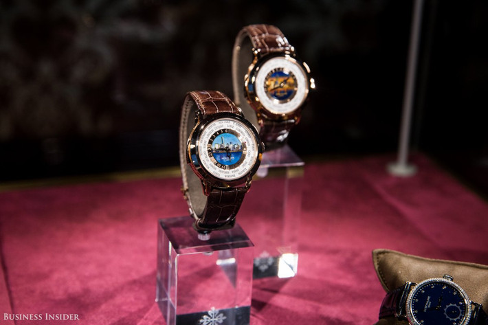 Trong phòng này, du khách có thể chiêm ngưỡng những mẫu đồng hồ đặc biệt của Patek Philippe được chế tác để kỷ niệm triển lãm. Ảnh: BI.