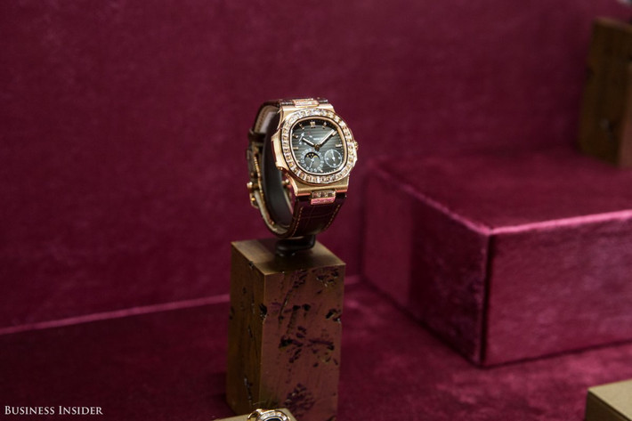 Ngay cả những mẫu đồng hồ hiếm nhất trong dòng sản phẩm hiện tại của Patek Philippe - giống như chiếc đồng hồ Nautilus có gắn kim cương trên mặt – cũng đang được trưng bày. Ảnh: BI.
