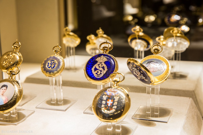 Đây là một số sản phẩm nổi tiếng của Patek Philippe. Chẳng hạn như chiếc đồng hồ ở phía dưới bên trái, trước đây thuộc sở hữu của Nữ hoàng Victoria. Ảnh: BI.