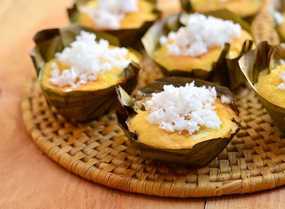 Bánh bibingka ở đám cưới Philippines: Cô dâu và chú rể sẽ cùng đi mời khách khứa những chiếc bánh dẻo làm từ dừa mang tên bibingka hoặc một loại bánh nếp gói trong lá dừa mang tên suman, họ sẽ gắn bó với nhau suốt đời. Ảnh: Pinterest.