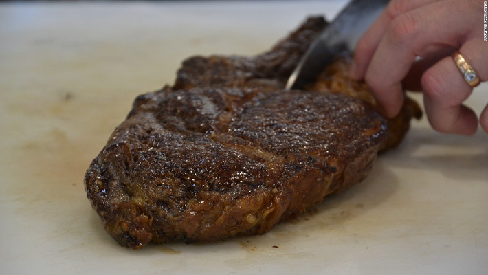 Một con bò Wagyu nặng 700kg trung bình cho khoảng 300 kg thịt, trong đó chỉ khoảng 30 kg thịt thượng hạng với giá hơn 300 USD (khoảng 6,8 triệu đồng)/0,5 kg.