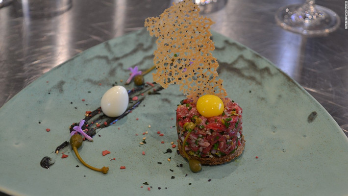 Thịt bò Wagyu đắt đỏ không chỉ vì nó có nhiều vân mỡ trắng hơn phần thịt đỏ, giàu omega 3, omega 6 và chất béo chưa bão hòa mà còn vì nó là loại thịt bò mềm nhất.