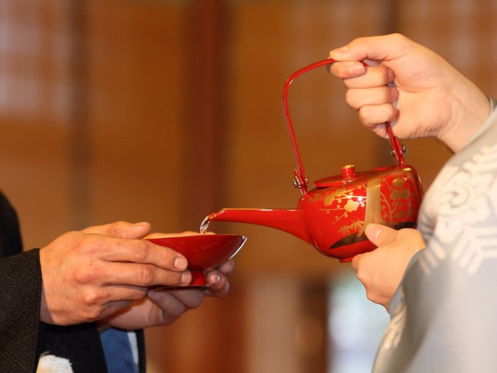 Uống rượu sake trong đám cưới ở Nhật Bản: Trong đám cưới truyền thống ở Nhật, cô dâu và chú rể sẽ cùng nhau uống 9 ngụm rượu sake. Sau ngụm rượu đầu tiên, họ đã chính thức trở thành vợ chồng. Ảnh: Thisisinsider.