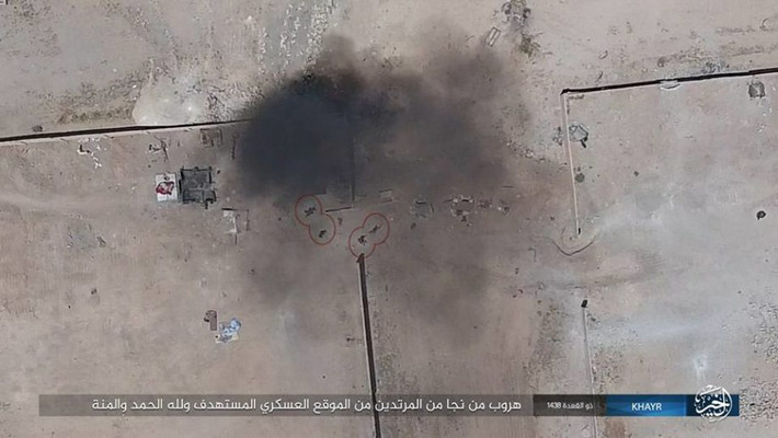 Các binh lính Syria phải bỏ chạy khỏi căn cứ. Ảnh: Al-Masdar News.
