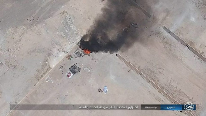Khói bay lên từ căn cứ của Quân đội Syria. Ảnh: Al-Masdar News.