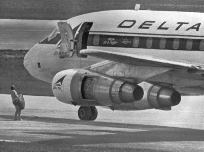Một nhân viên FBI bán khỏa thân mang 1 triệu USD cho một số phi công không tặc vào năm 1972. Sau khi lấy được tiền, một trong số họ - George Wright - đã lẩn trốn thành công cùng với số tiền khổng lồ trong hơn 40 năm.