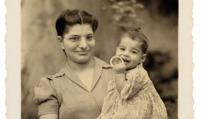 Freddie Mercury (cố nhạc sĩ, ca sĩ kiêm nhà sản xuất âm nhạc người Anh) chụp ảnh cùng mẹ năm 1947.