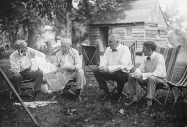 Các nhân vật nổi tiếng gồm Henry Ford (người sáng lập hãng Ford Motor), Thomas Edison (nhà phát minh vĩ đại), Warren G. Harding (Tổng thống thứ 29 của Mỹ), và Harvey Samuel Firestone (người sáng lập của Firestone Tyre and Rubber Co.) đi nghỉ mát cùng nhau.