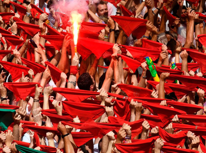 Mỗi người đều có một chiếc khăn màu đỏ khi tham gia lễ hội San Fermin.