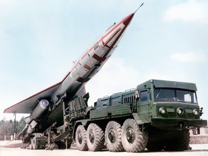 MAZ-535 là một xe kéo rất tiên tiến. Rất nhiều yếu tố trước đây không được sử dụng ở Nga đã được cài đặt ở đó: hộp số tự động, truyền động bằng thủy lực, bơm bánh xe trên đường đi và nhiều tính năng khác nữa. Ảnh: ER.