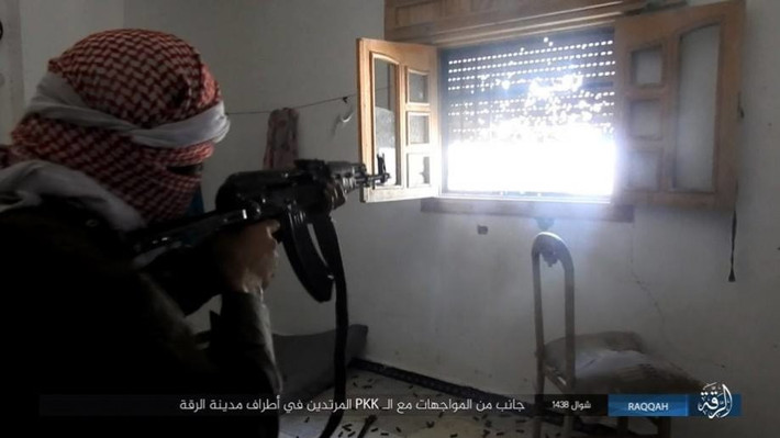 Chiến binh IS đang chiến đấu từ một điểm phục kích tại thành phố Raqqa. Ảnh: AMN
