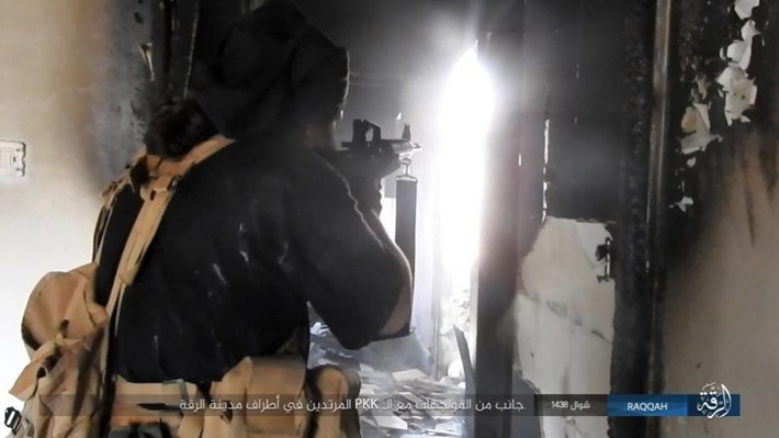 Khi trận chiến ở thành phố Raqqa bước vào tuần thứ 6, Lực lượng Dân chủ Syria (SDF) do người Kurd dẫn đầu dù đã chiếm quyền kiểm soát khoảng 40% trung tâm thành phố nhưng vẫn tiếp tục gặp phải sự kháng cự của phiến quân IS.