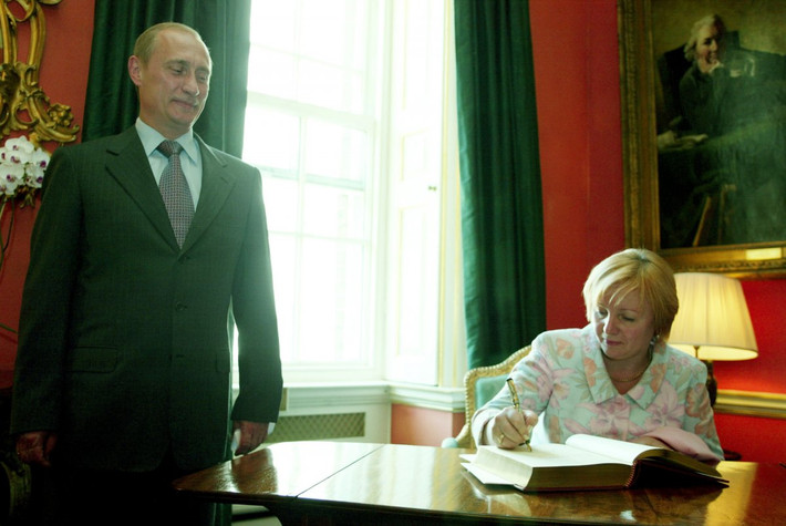 Vợ chồng bà Ocheretnaya và ông Putin có hai con gái, Maria và Katerina, lần lượt sinh năm 1984 và 1985. Tuy nhiên, công chúng dường như có rất ít thông tin về hai cô con gái của ông Putin. Ngay cả khi trưởng thành, hai con của Tổng thống Putin đã theo học một trường đại học dưới tên giả để che giấu danh tính.