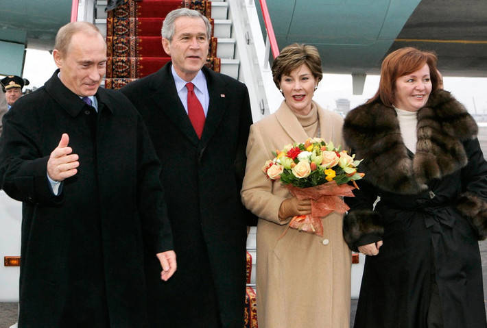 Nhưng khi ông Putin ở trên đỉnh cao quyền lực, bà Lyudmila ngày càng ít xuất hiện trước công chúng. Tin đồn loan trên báo chí Nga cho rằng phu nhân của ông Putin chuyển vào sống trong tu viện.