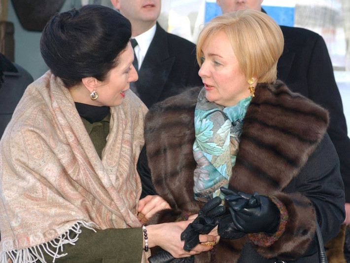 Sau khi kết hôn năm 1983, vợ chồng ông Putin chuyển đến sống ở Đông Đức, nơi chồng bà làm điệp viên KGB. Sau đó, họ trở lại Nga, nơi ông Vladimir Putin bắt đầu bước vào chính trường, từng bước trở thành người đàn ông quyền lực nhất nước Nga.