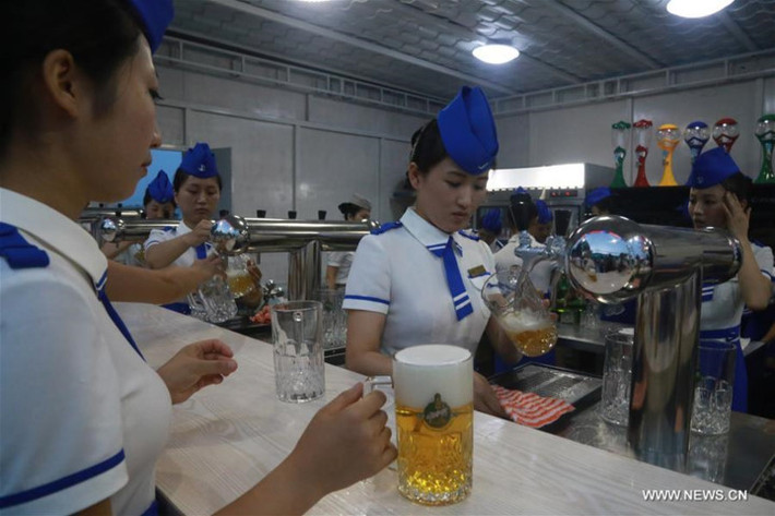 Công ty Koryo thông báo: "Lý do hủy bỏ không rõ ràng và chúng tôi nghĩ sẽ không có thêm bất cứ thông tin cụ thể nào”. Ảnh lễ hội bia Taedonggang 2016: Tân Hoa xã.