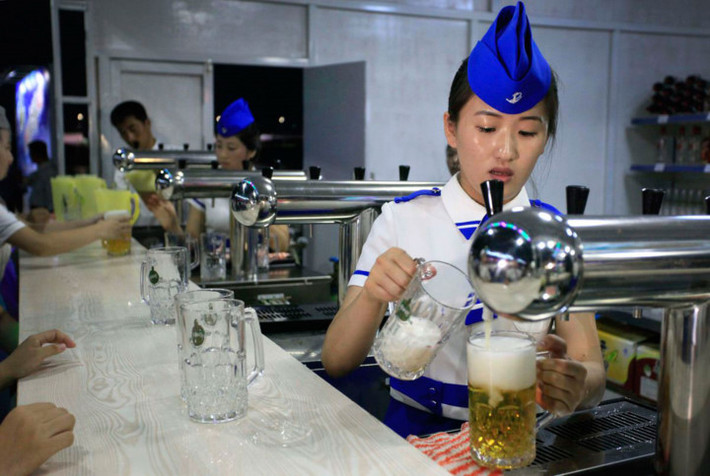 Triều Tiên đang đẩy mạnh chiến dịch giảm thiểu thiệt hại do hạn hán gây ra ở nhiều khu vực trong cả nước, bao gồm cả tỉnh phía Tây Hwanghae. Ảnh lễ hội bia Taedonggang 2016: good-post.ru.