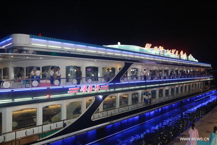 Theo kế hoạch, Lễ hội được tổ chức từ ngày 26/7 đến cuối tháng 8 trên một con tàu du lịch và bến tàu dọc theo sông Taedong chạy qua Bình Nhưỡng. Ảnh lễ hội bia Taedonggang 2016: Tân Hoa xã.