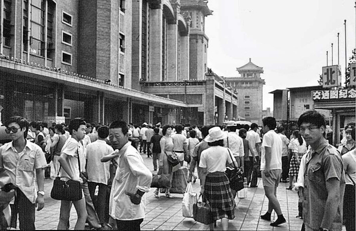 Cảnh đông đúc ở Ga Bắc Kinh năm 1987. Ảnh: Chinadaily.