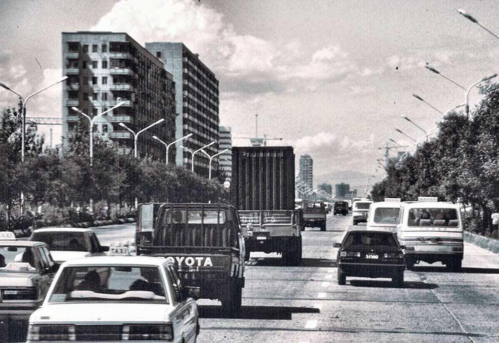Xe tải và xe buýt trên đường cao tốc Bắc Kinh năm 1987. Ảnh: Chinadaily.