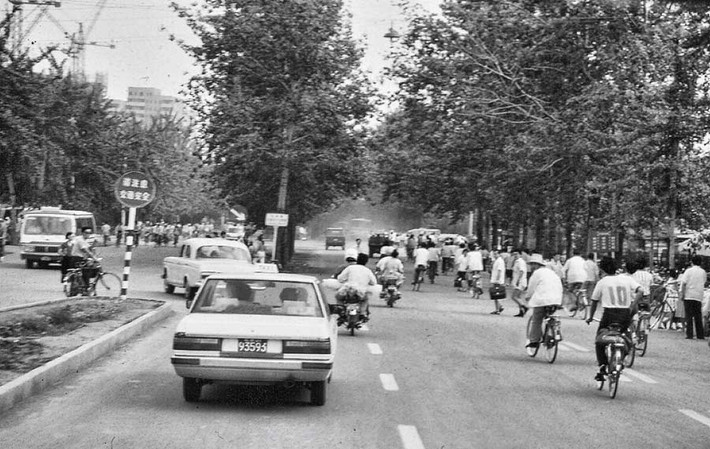 Đường phố ở Bắc Kinh năm 1987 khá đông đúc. Ảnh: Chinadaily.