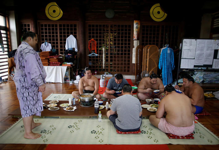 Hiện nay, theo ghi nhận của truyền thông, người ngoại quốc theo đuổi môn sumo còn nhiều hơn cả người Nhật Bản. Ảnh: Reuters.