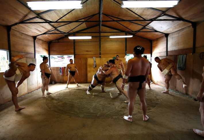 Cuộc sống của các đấu vật trong lò luyện sumo này phải luyện tập và ăn uống trong điều kiện rất khắc nghiệt. Họ phải nạp khoảng 8000 calo/ngày và dùng bình dưỡng khí khi ngủ. Ảnh: Reuters.