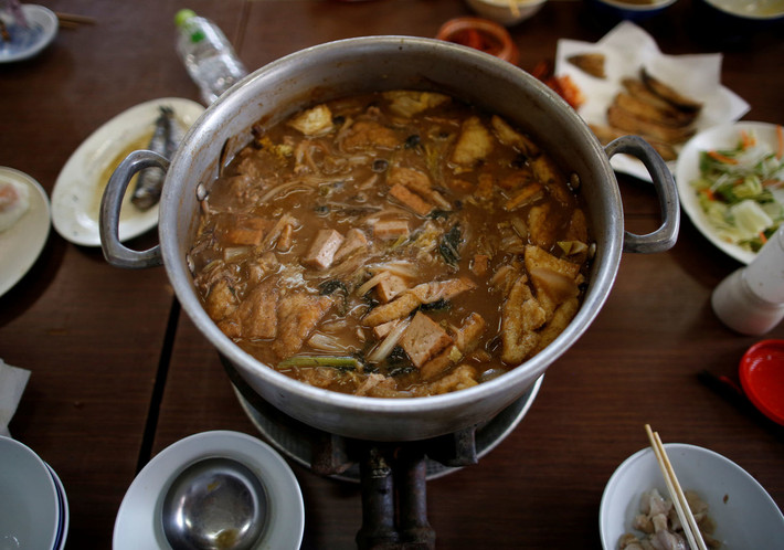 Các món ăn chính gồm đùi lợn, cá trích rán giòn, gạo, "chanko nabe" - một món lẩu nóng đặc trưng dành cho võ sĩ sumo. Sau đó họ ngủ khoảng vài giờ; những vận động viên sumo phải mang mặt nạ dưỡng khí trong lúc ngủ. Ảnh: Reuters.