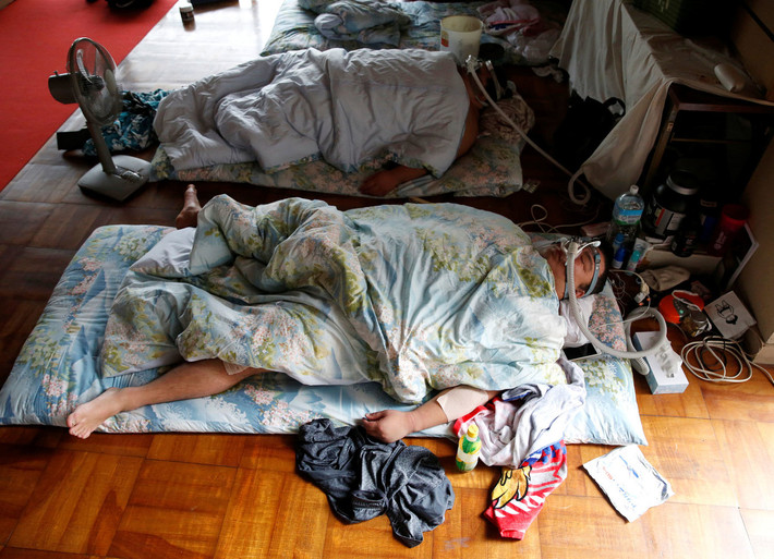 Các võ sĩ phải đeo mặt nạ dưỡng khí khi ngủ. Ảnh: Reuters.