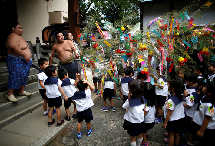 Ngoài giờ tập, các võ sĩ cũng thường tham gia các hoạt động xã hội. Ảnh: Reuters.