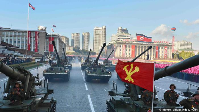 Hàng năm, hàng trăm nghìn quân lính và công dân Triều Tiên tham gia các cuộc diễu hành quân sự trên các đường phố của thủ đô Bình Nhưỡng. Công cuộc chuẩn bị cho cuộc mít tinh thường bắt đầu vài tháng trước và thường được tổ chức vào một ngày kỷ niệm quan trọng của đất nước. Ảnh: KCNA.