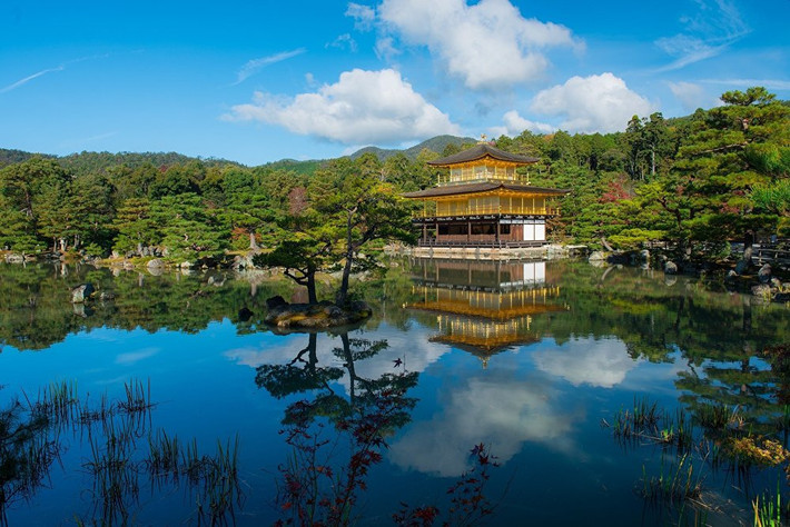 Kinkaku-ji, được dịch là "Chùa Gác Vàng", nằm ở Kyoto, Nhật Bản. Ngôi chùa này, đã được công nhận là Di sản thế giới và nó cũng là một trong những ngôi đền đẹp nhất thế giới. Kinkaku-ji là một trong những công trình nổi tiếng nhất của đất nước mặt trời, thu hút một lượng lớn du khách hàng năm. Ảnh: Sputnik.