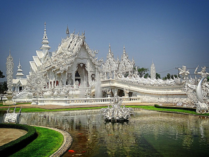 Wat Rong Khun, nổi tiếng thế giới với cái tên “Chùa Trắng”, là một biểu tượng văn hóa của Thái Lan. Ý tưởng xây dựng chùa Wat Rong Khun là của Chalermchai Kositpipat – họa sĩ và là một trong những kiến trúc sư nổi tiếng ở Thái Lan. Ngôi chùa được kết hợp một cách hoàn hảo giữa lối kiến trúc Thái cổ điển với phong cách siêu thực. Ảnh: Sputnik.