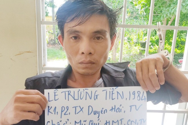 Đến chơi nhà, “yêu râu xanh” dùng dao khống chế, định hiếp dâm 2 bé gái: Sáng 18/6, Lê Trường Tiến (37 tuổi, ngụ xã Hiệp Mỹ Tây, huyện Cầu Ngang, Trà Vinh) đến chơi nhà chị B.T.N. (36 tuổi, ngụ xã Mỹ Hiệp Tây). Khi chị N. đi chợ, Tiến dùng dao uy hiếp hai bé gái 8 tuổi và 9 tuổi (con chị N.) để giở trò đồi bại. Hai bé gái đã nhanh chóng lấy con dao từ tay Tiến và bị thương vào vủng đầu và tay. Hai bé gái sau đó bỏ chạy và tri hô. Tiến bị bắt sau 2 ngày gây ra sự việc.