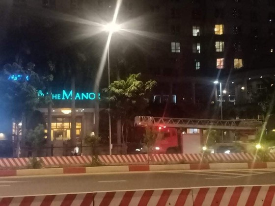 Nam thanh niên té lầu, tử vong ở chung cư The Manor: Khoảng 20h30 tối 19/6, một bảo vệ tại chung cư The Manor trên đường Nguyễn Hữu Cảnh, phường 22, quận Bình Thạnh, TPHCM phát hiện thanh niên té lầu, nằm bất động ở ban công tầng 2. Nạn nhân là anh N.T.A. (SN 1997, trú tại TP Hà Nội) nằm bất động và đã tử vong tại ban công tầng 2 của toà nhà. Trước khi xảy ra vụ tai nạn, anh A. căn hộ ở một mình và vừa dọn tới trong ngày 19/6. Ảnh: SGGP