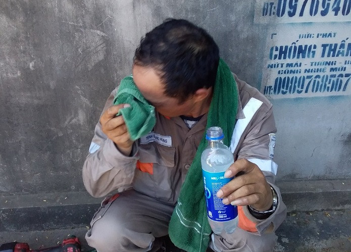 Thường xuyên sử dụng ở mức 26 -27độ C trở lên để vừa đủ mát là tốt nhất, hạn chế sử dụng nhiều máy cùng một lúc trong một nhà. Đồng thời, có thể sử dụng điều hòa cùng với quạt để làm mát không khí trong phòng, và dùng quạt thay cho điều hòa khi thời tiết không quá nóng. Không sử dụng đồng thời các thiết bị tiêu tốn nhiều điện hoặc sử dụng trong giờ cao điểm.