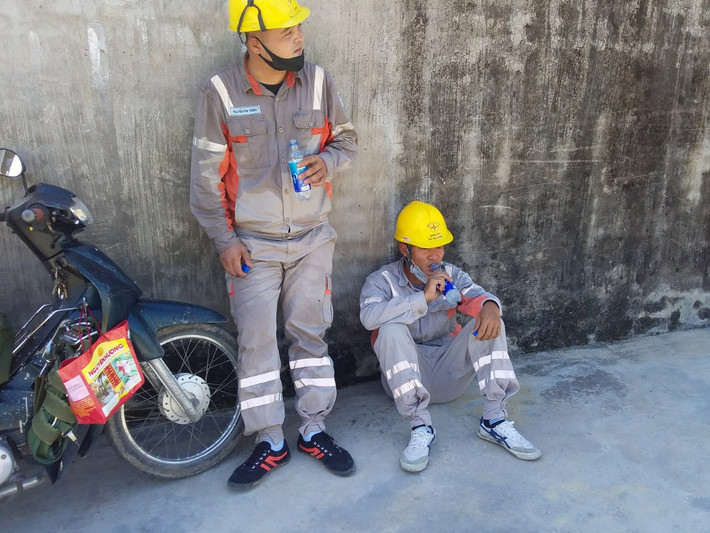 Áo ướt đẫm mồ hôi sau khi làm việc dưới trời nắng nóng.