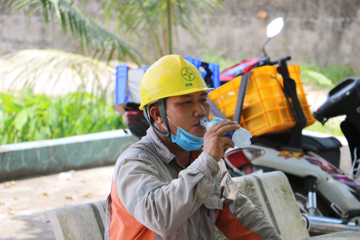 Phút nghỉ ngơi của một công nhân điện lực.