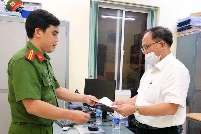 Tối ngày 21/6, Cơ quan An ninh điều tra Công an TP Hồ Chí Minh đã ra quyết định khởi tố bị can đối với ông Tất Thành Cang, nguyên Phó Bí thư Thường trực Thành ủy TP Hồ Chí Minh về tội Vi phạm quy định về quản lý, sử dụng tài sản Nhà nước gây thất thoát lãng phí liên quan đến vụ sai phạm 32ha đất Phước Kiển.