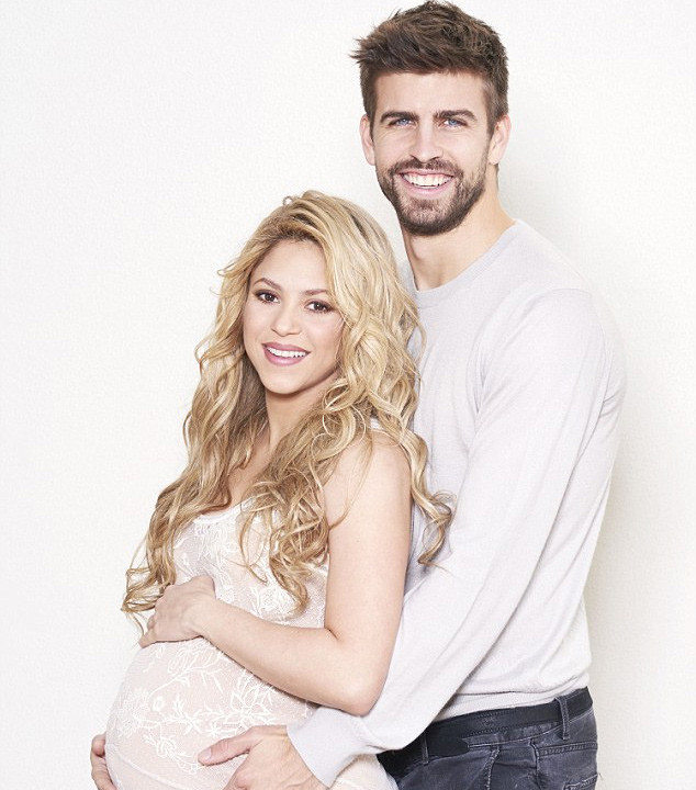 Hiện nữ ca sĩ 37 tuổi đang mang thai đứa con thứ hai với cầu thủ bóng đá Gerard Pique, kém cô 10 tuổi. Con trai đầu lòng của họ, Milan, chào đời năm 2013.